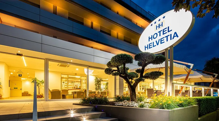 Hotel Helvetia a Jesolo illuminato di sera